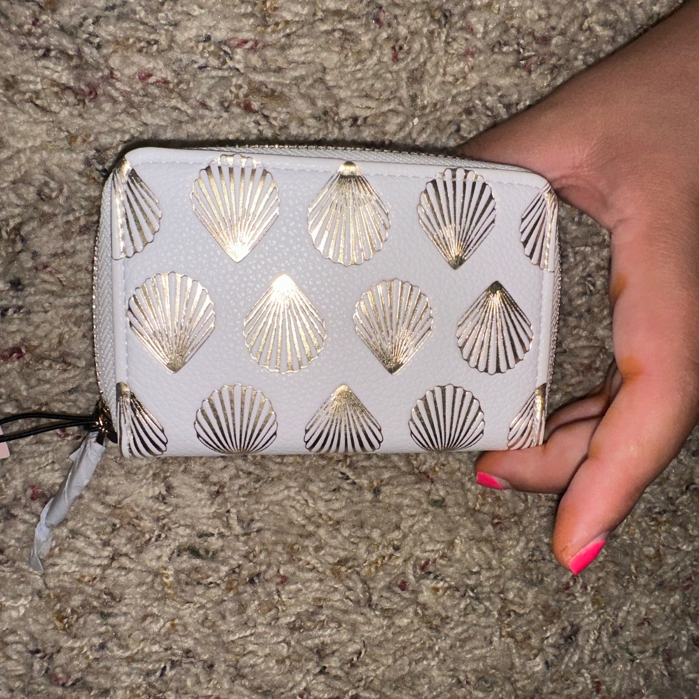 Victoria’s Secret seashell 🐚 gold and white wallet wristlet purse 🤍💛